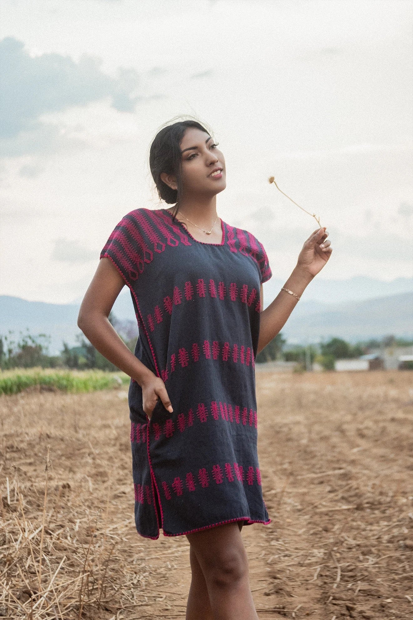 Huipil corto azul marino con brocado rosa – Telar de cintura de Oaxaca