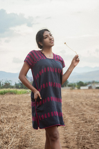 Huipil corto azul marino con brocado rosa – Telar de cintura de Oaxaca