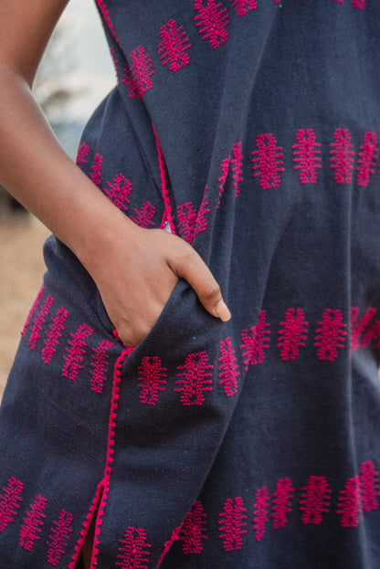 Huipil corto azul marino con brocado rosa – Telar de cintura de Oaxaca