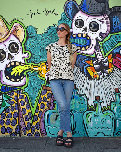 Blusa negra bordada a mano con aves en color beige – tela fresca y suave  | Hecha en Jalapa de Díaz, Oaxaca