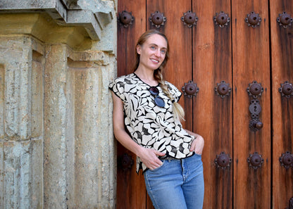 Blusa negra bordada a mano con aves en color beige – tela fresca y suave  | Hecha en Jalapa de Díaz, Oaxaca