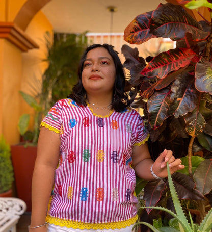 Blusa artesanal de telar de cintura con brocado multicolor “100 cien pies”, rayas blancas y rosa, orillas de crochet