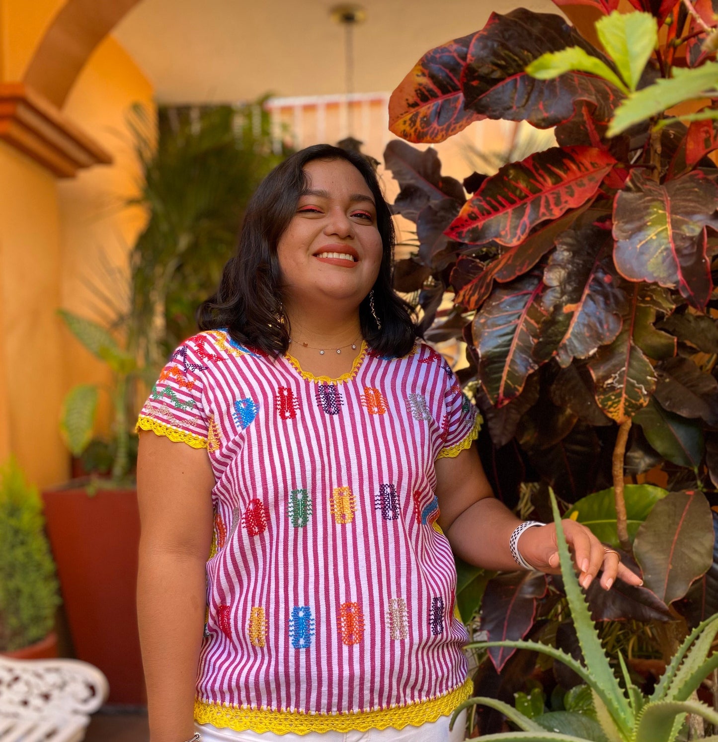 Blusa artesanal de telar de cintura con brocado multicolor “100 cien pies”, rayas blancas y rosa, orillas de crochet