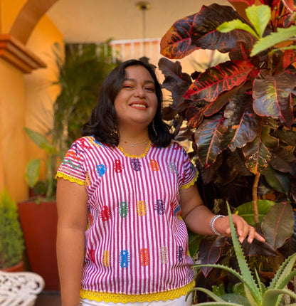 Blusa artesanal de telar de cintura con brocado multicolor “100 cien pies”, rayas blancas y rosa, orillas de crochet