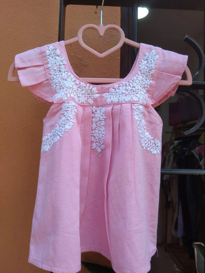 Vestido de Verano para Bebé – Rosa con Bordado y Pliegues – Hecho a Mano en Oaxaca – 100% Algodón