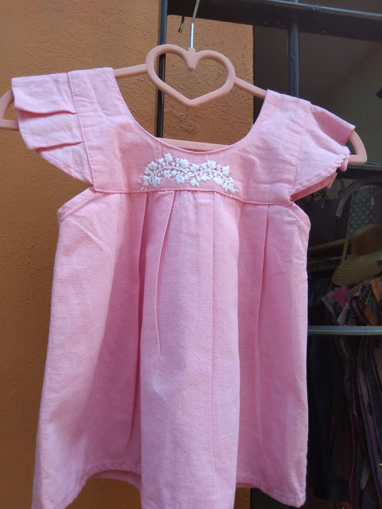 Vestido de Verano para Bebé – Rosa con Bordado y Pliegues – Hecho a Mano en Oaxaca – 100% Algodón