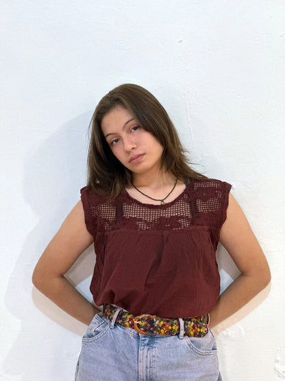 Blusa de manta color vino teñida a mano con bordado en telar de pedal, sin mangas, unitalla