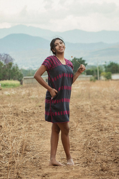 Huipil corto azul marino con brocado rosa – Telar de cintura de Oaxaca