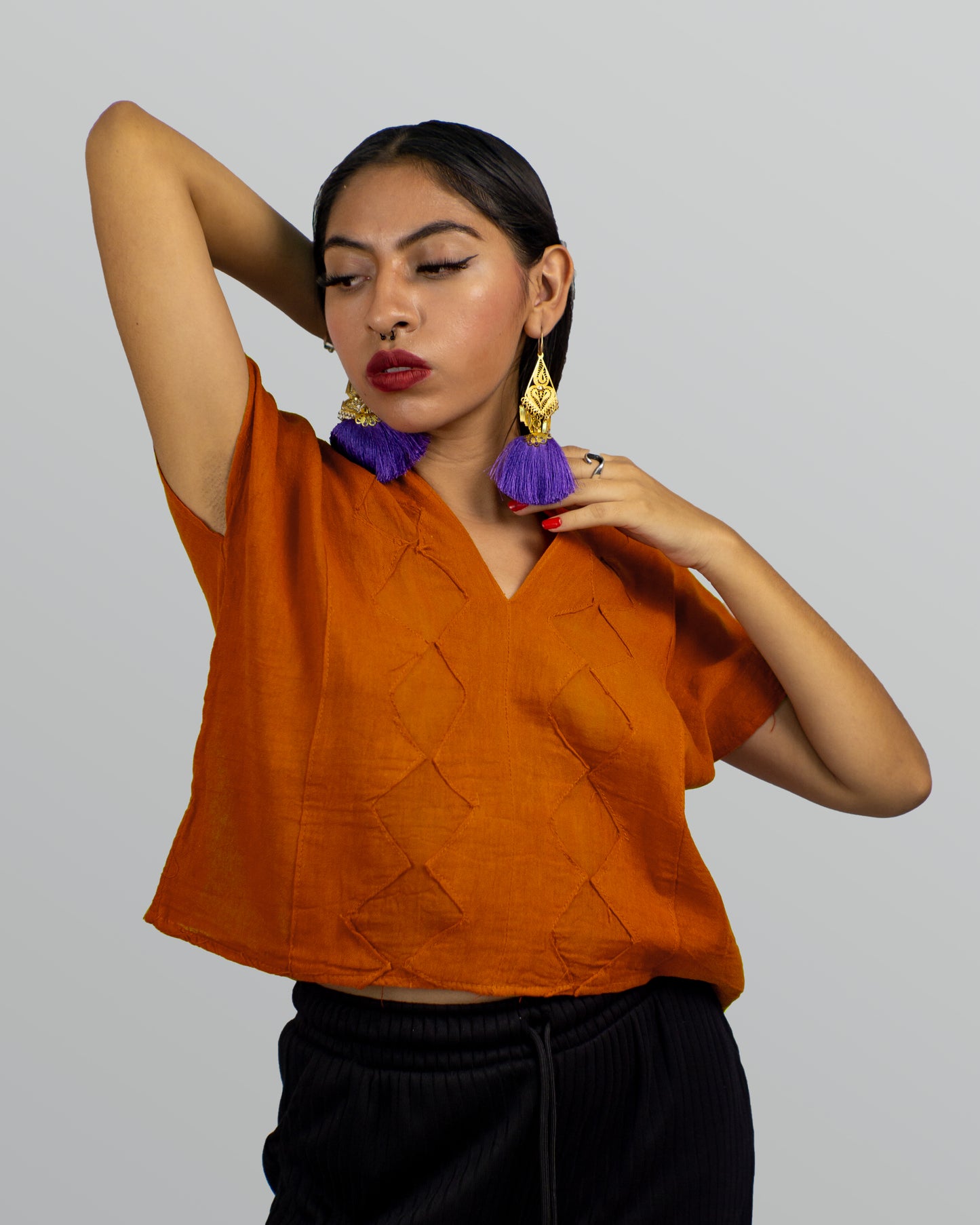 Top Corto de Algodón con Bordado de Diamantes - Escote en V y Mangas Cortas