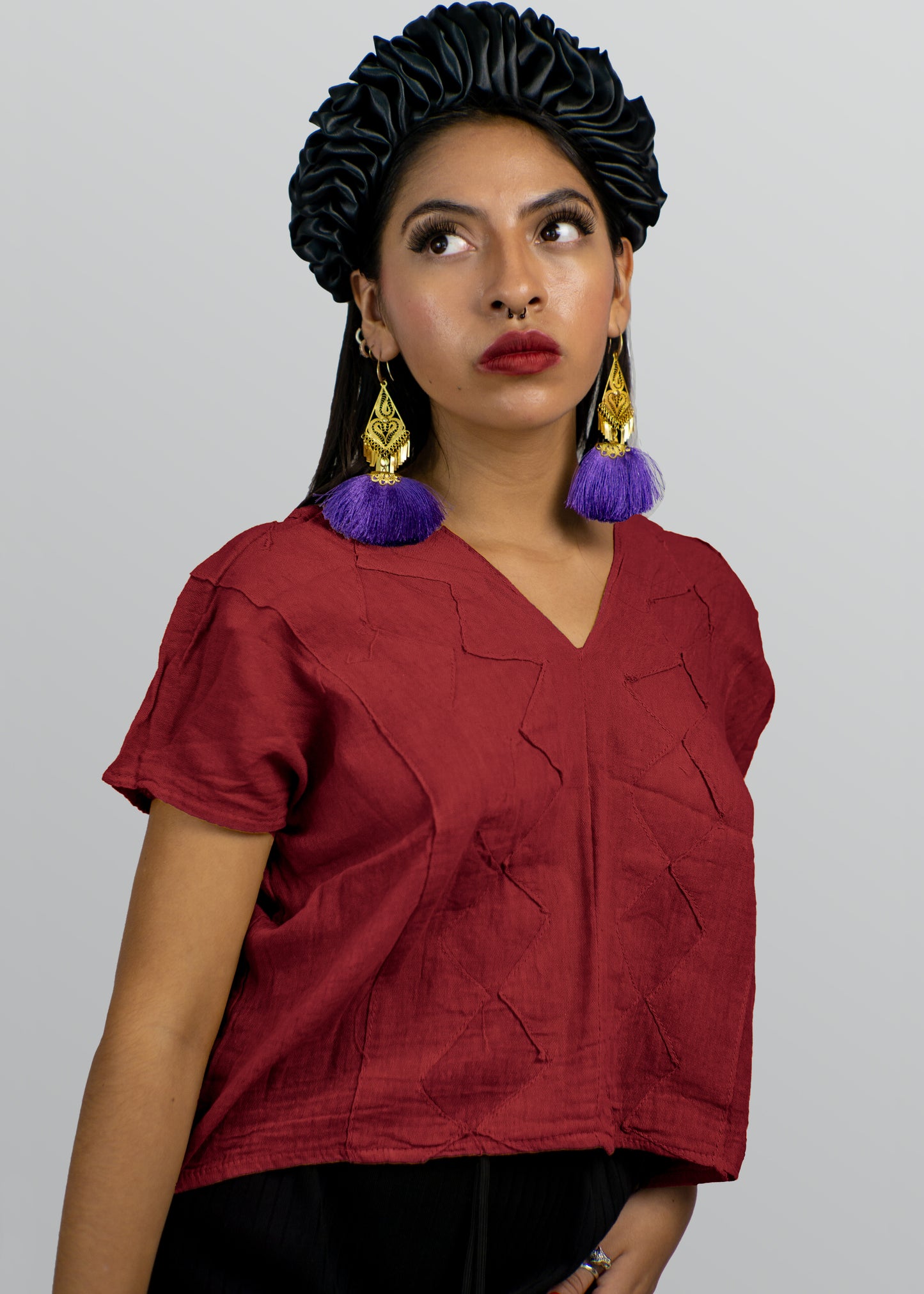 Top Corto de Algodón con Bordado de Diamantes - Escote en V y Mangas Cortas