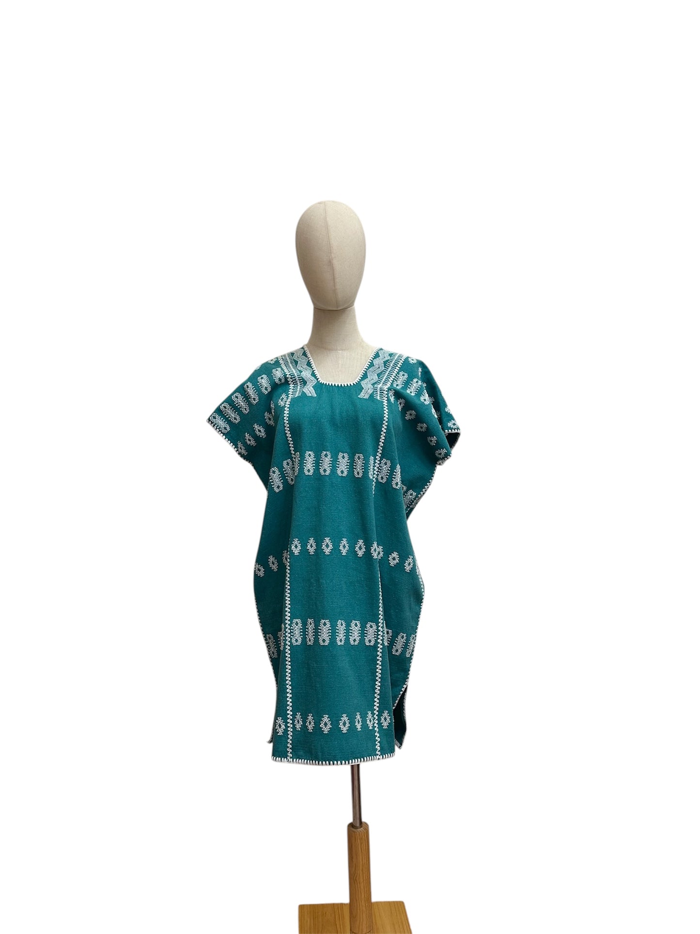 Huipil esmeralda de 3 paneles con brocado blanco – pieza única artesanal