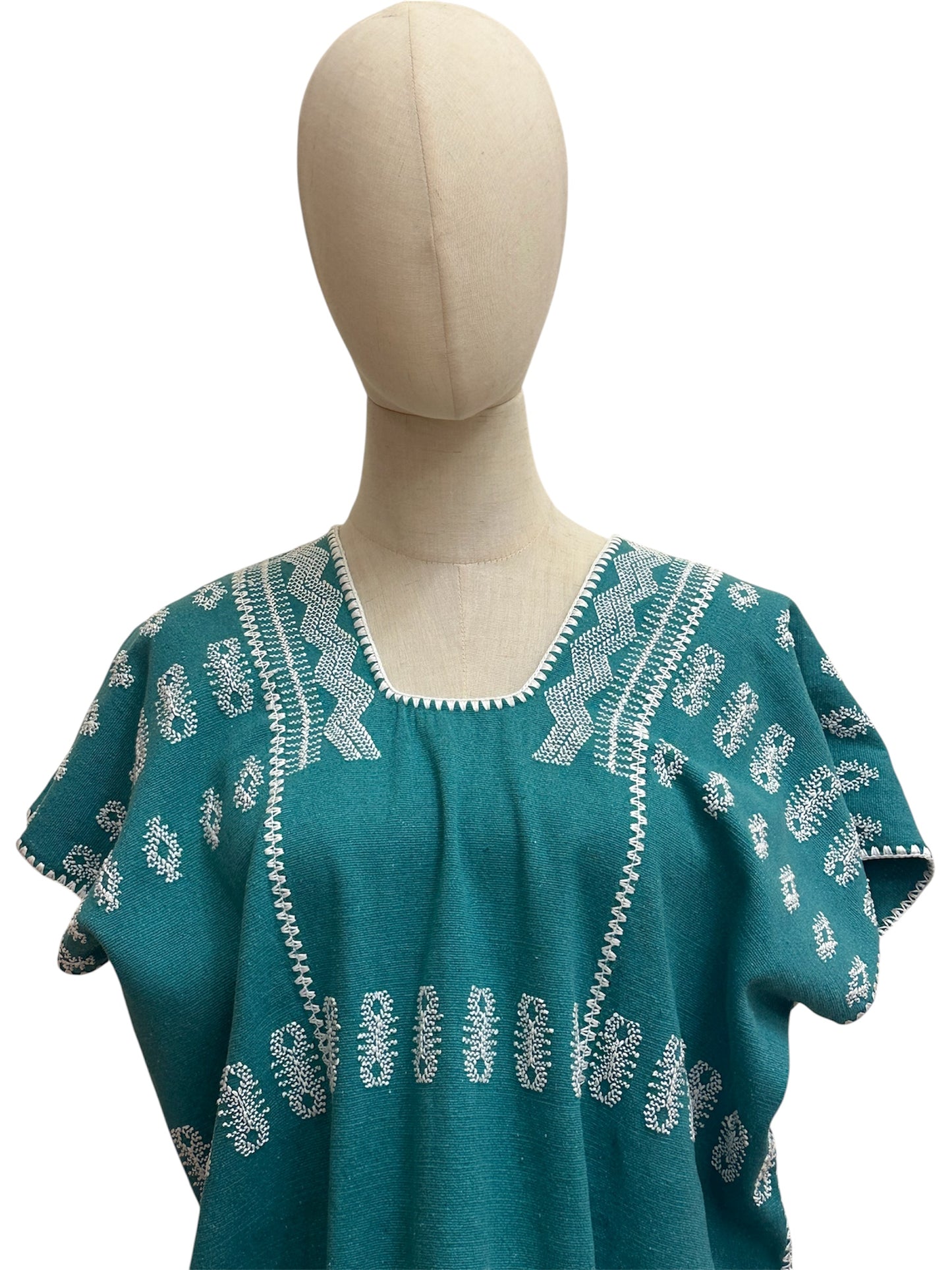 Huipil esmeralda de 3 paneles con brocado blanco – pieza única artesanal