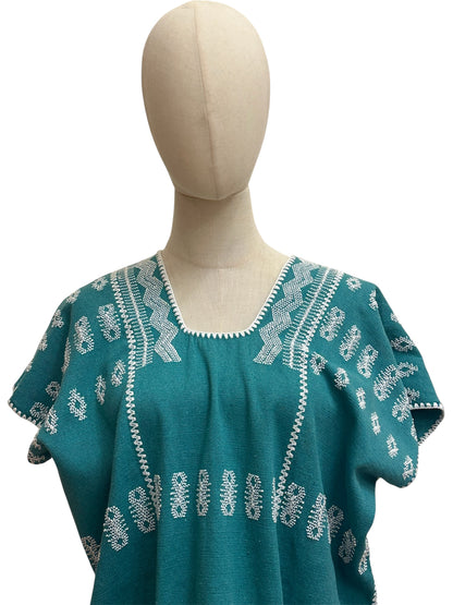 Huipil esmeralda de 3 paneles con brocado blanco – pieza única artesanal