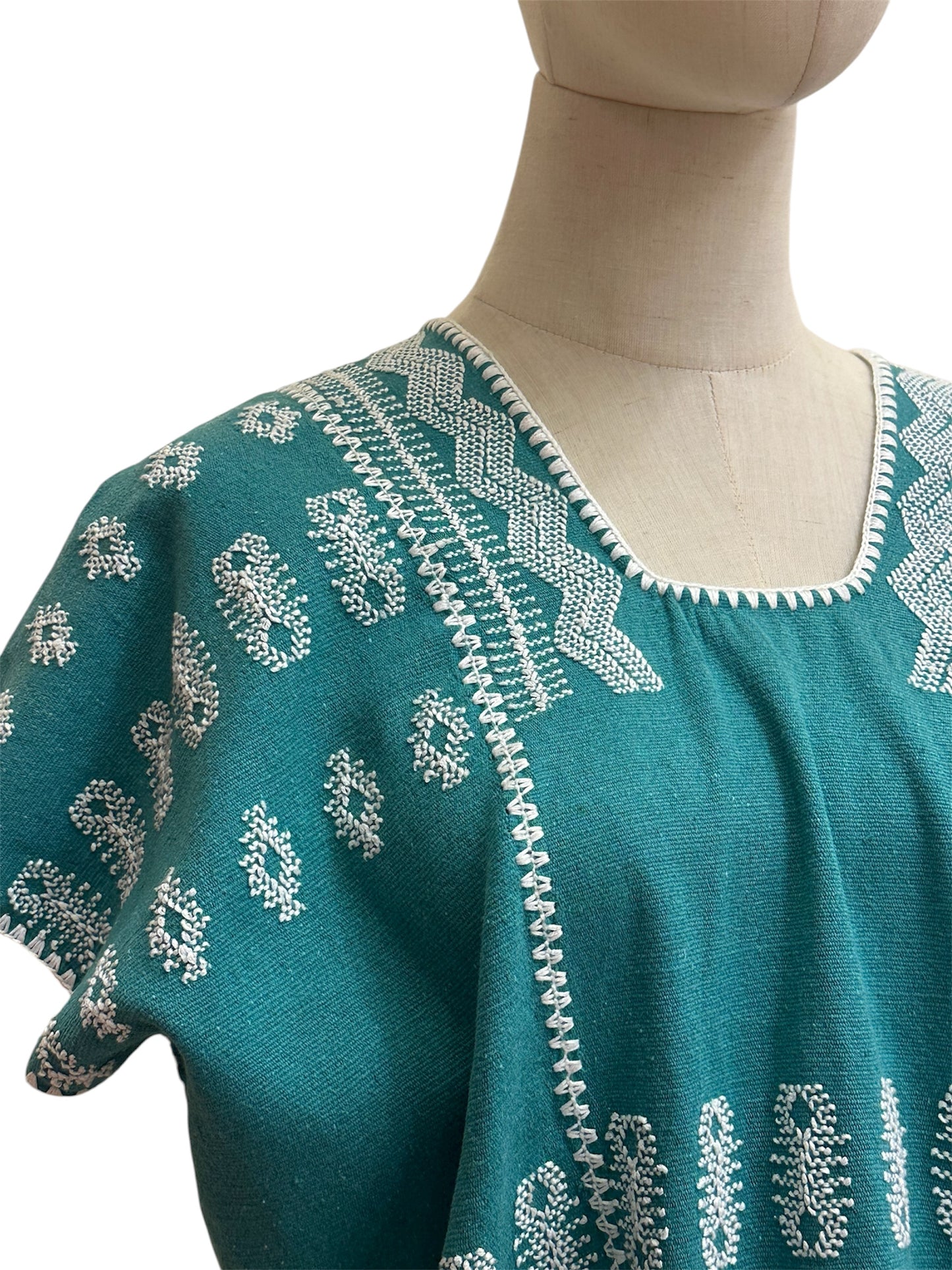 Huipil esmeralda de 3 paneles con brocado blanco – pieza única artesanal