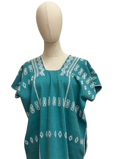 Huipil esmeralda de 3 paneles con brocado blanco – pieza única artesanal