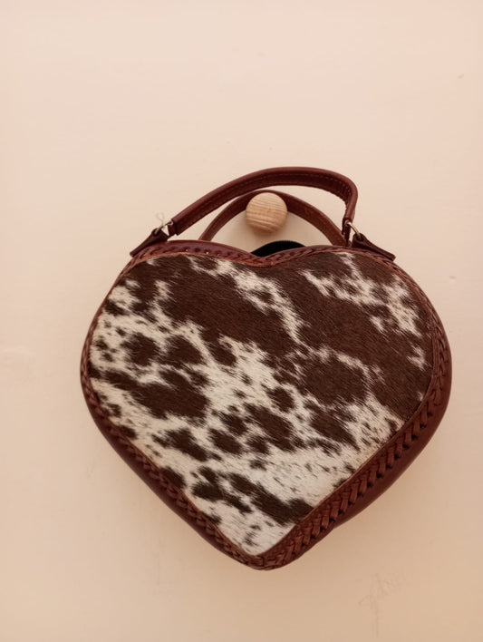 Bolsa corazón en Cuero y pelo artesanal