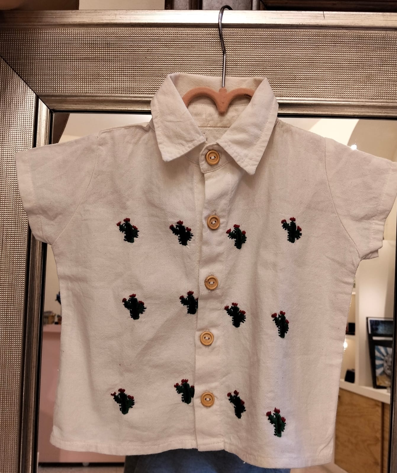 Guayabera Artesanal para Bebé de Manta Beige – Bordado a Mano | Talla 1
