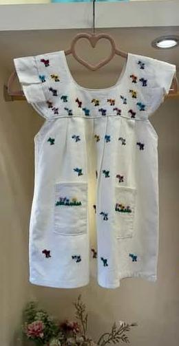 Vestido Artesanal para Bebé con Bordado de Pollitos Multicolor 🐥✨
