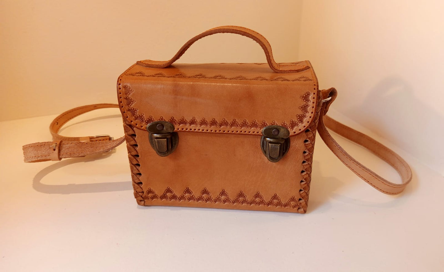 Mini Crossbody de Cuero artesanal  Color Miel – Bolsa Cuadrada Tejida y grabada a mano