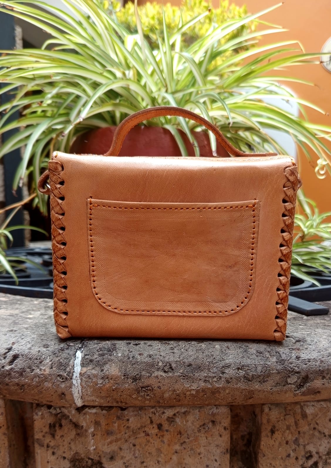 Mini Crossbody de Cuero artesanal  Color Miel – Bolsa Cuadrada Tejida y grabada a mano