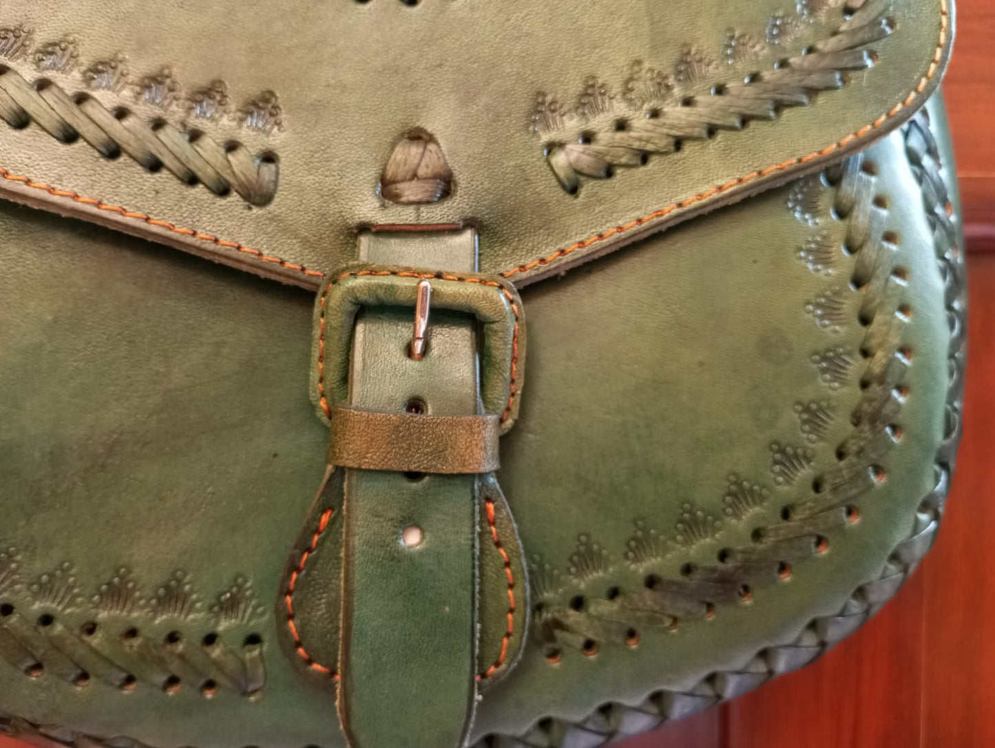 Bolso de Cuero Ovalado