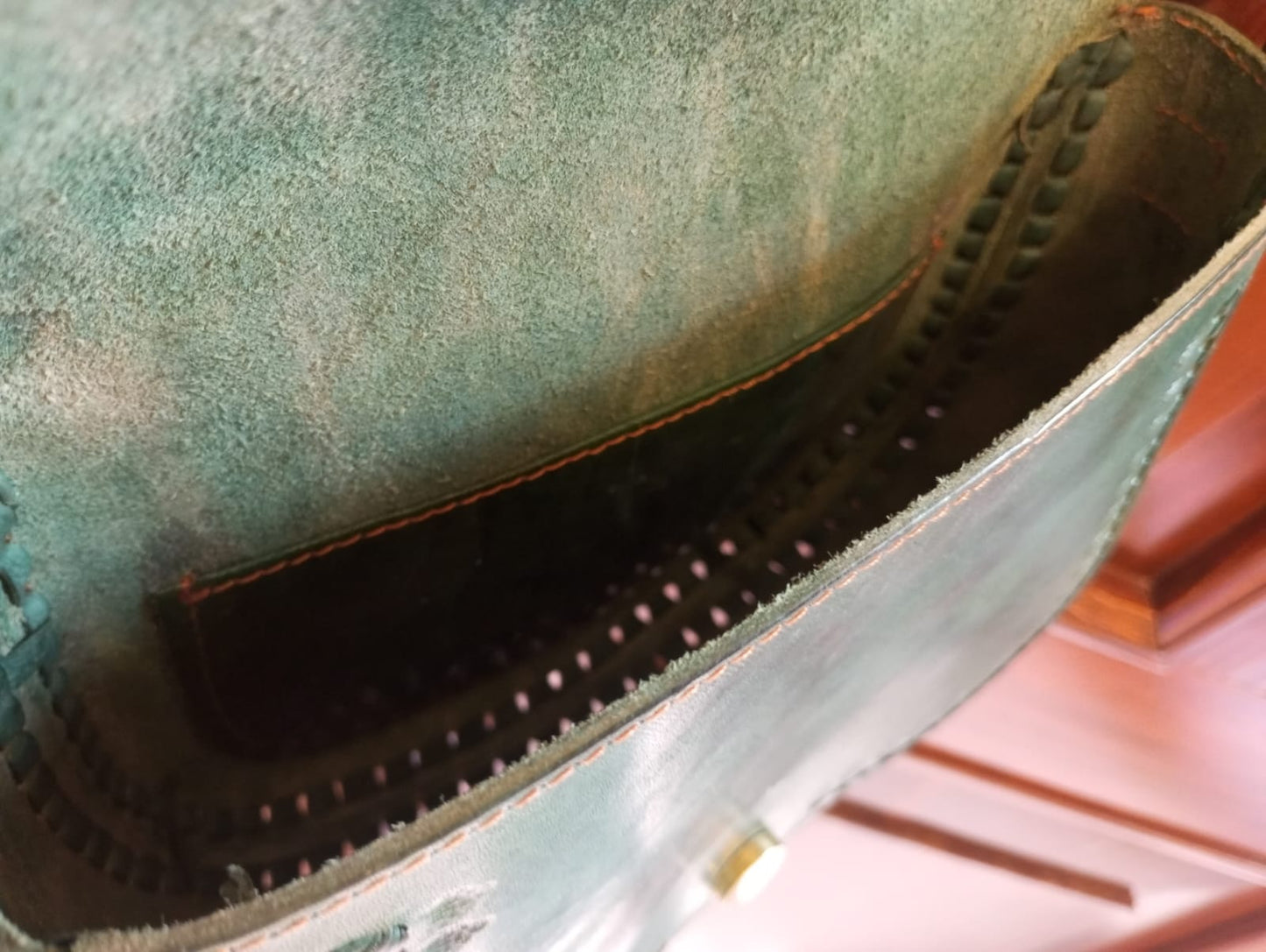 Bolso de Cuero Ovalado