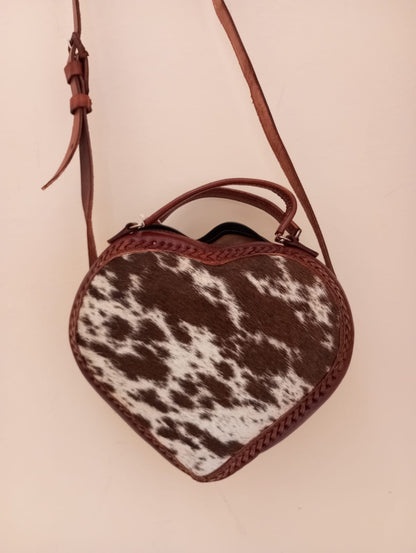 Bolsa corazón en Cuero y pelo artesanal