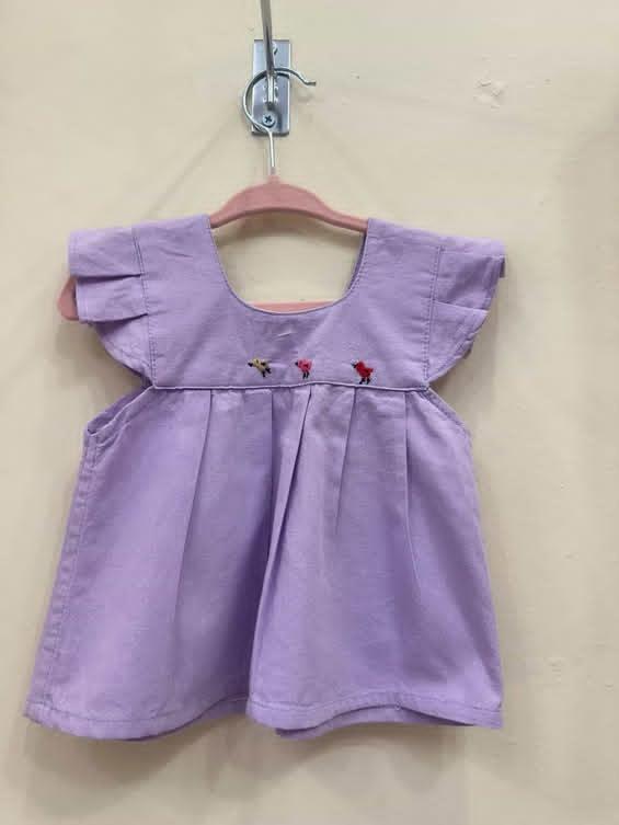 Vestido Bordado para Bebé en Color Lila – Hecho a Mano