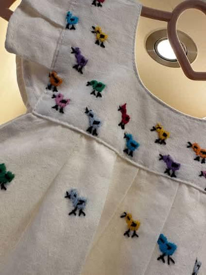 Vestido Artesanal para Bebé con Bordado de Pollitos Multicolor 🐥✨