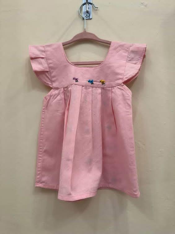 Vestido para Bebé Rosa Claro con Bordado de Pollitos Multicolor 🐥🌸