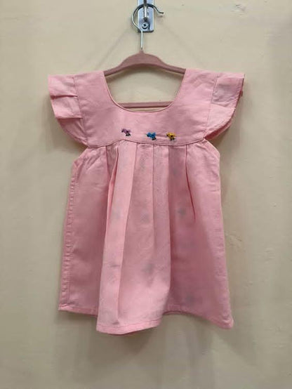 Vestido para Bebé Rosa Claro con Bordado de Pollitos Multicolor 🐥🌸