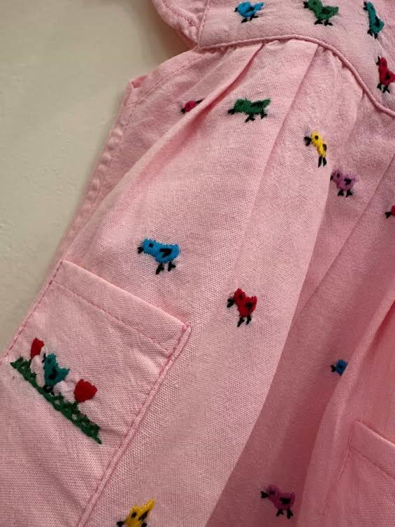Vestido para Bebé Rosa Claro con Bordado de Pollitos Multicolor 🐥🌸