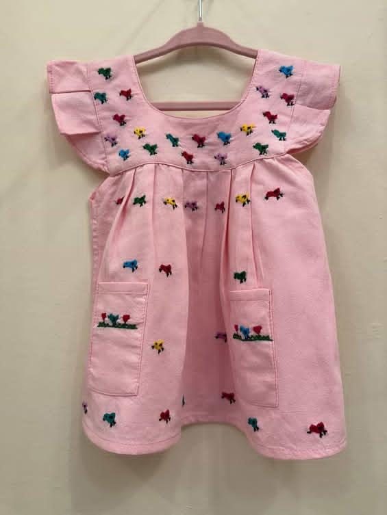 Vestido para Bebé Rosa Claro con Bordado de Pollitos Multicolor 🐥🌸