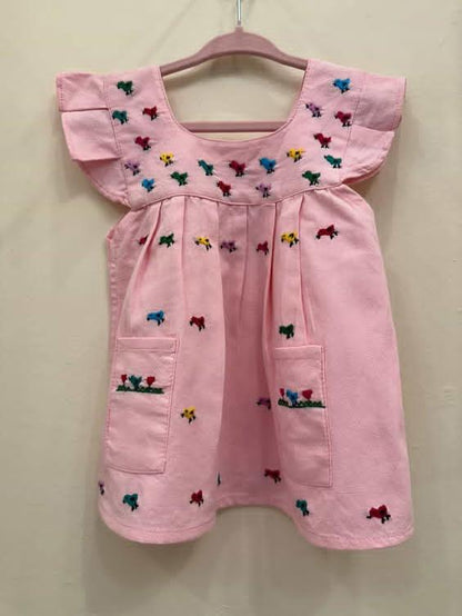 Vestido para Bebé Rosa Claro con Bordado de Pollitos Multicolor 🐥🌸