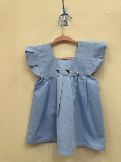 Vestido para Bebé Azul Cielo con Bordado de Pollitos Multicolor 🐥💙
