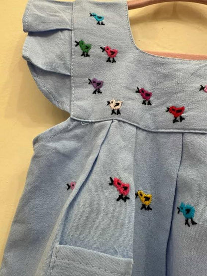 Vestido para Bebé Azul Cielo con Bordado de Pollitos Multicolor 🐥💙
