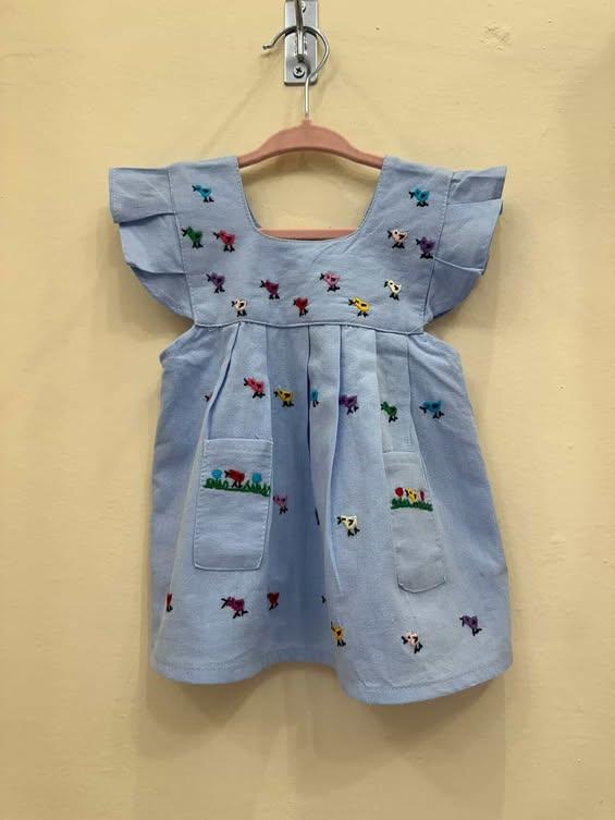 Vestido para Bebé Azul Cielo con Bordado de Pollitos Multicolor 🐥💙