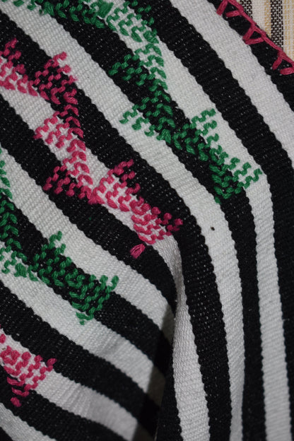 Huipil Artesanal Rayas Blancas y negras con Bordado verde y rosa – Hecho en Oaxaca