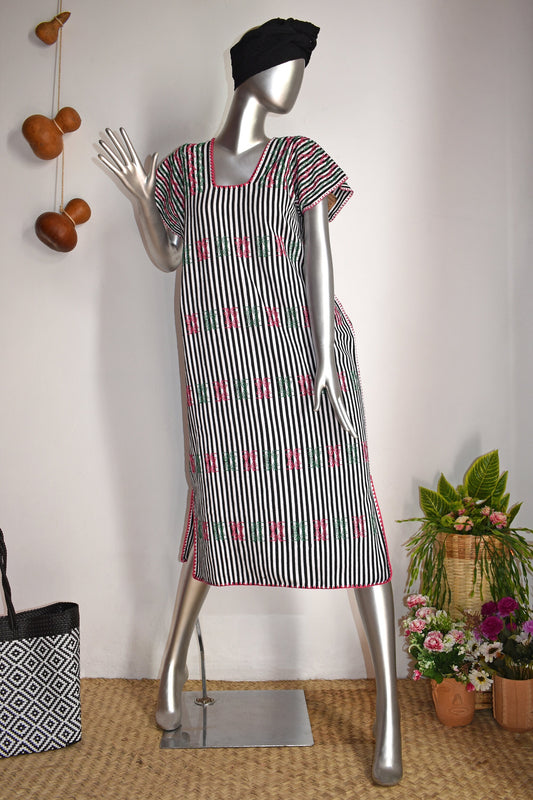 Huipil Artesanal Rayas Blancas y negras con Bordado verde y rosa – Hecho en Oaxaca