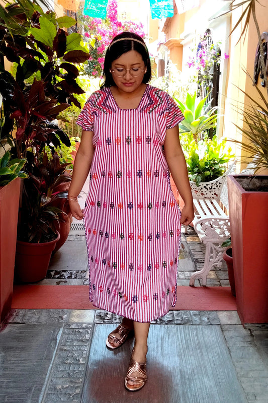 Huipil Artesanal Rayado Rosa con Bordado Tradicional Flor de piña de colores – Hecho en Oaxaca