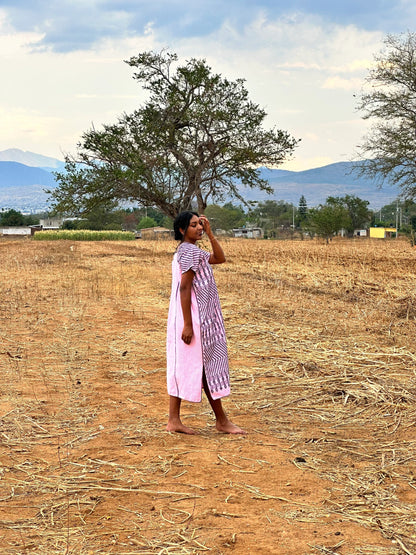 Huipil 3 lienzos Rosa con brocado completo de frente color negro-Pieza única y exclusiva