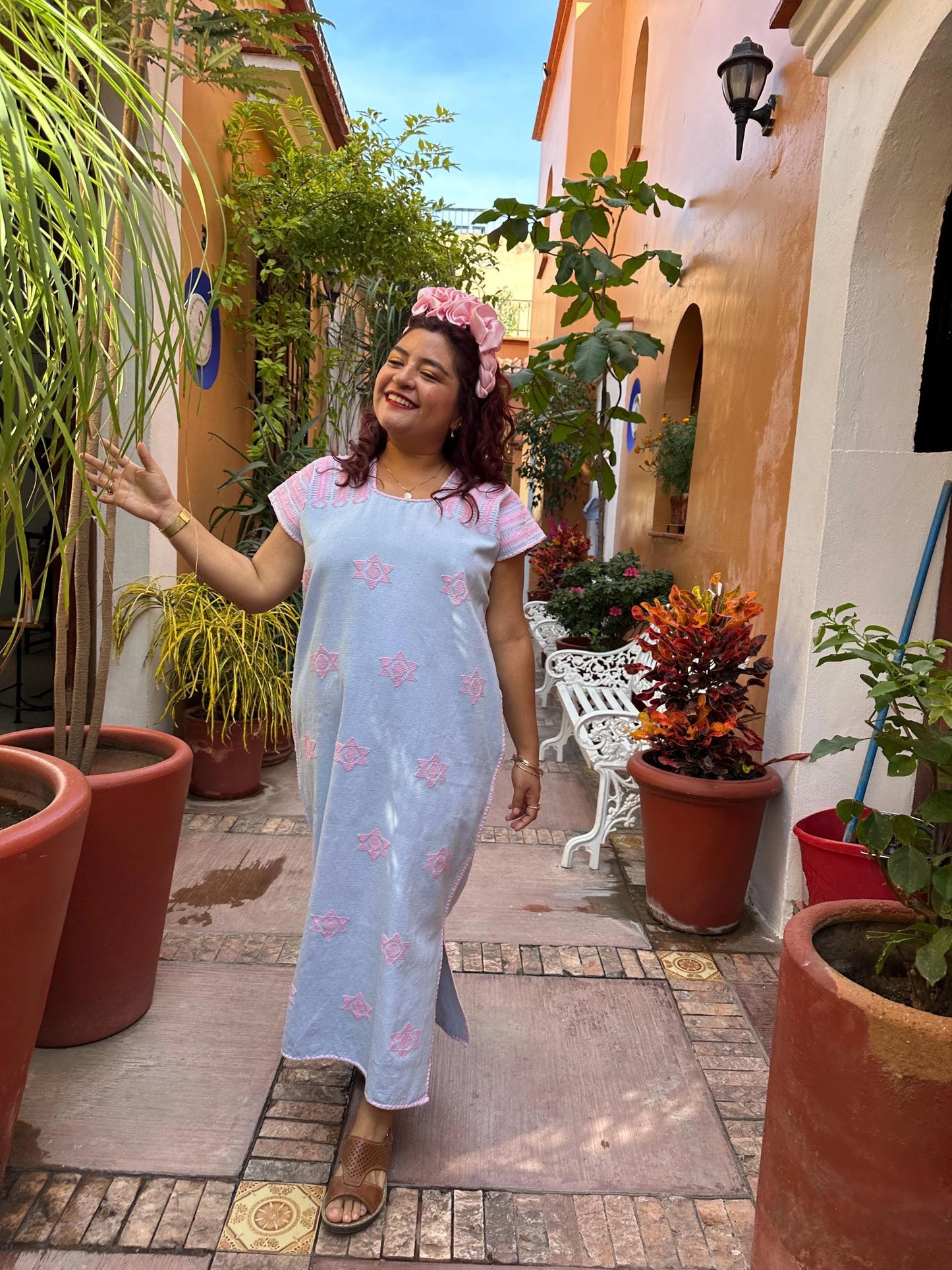 Huipil Largo Tejido a Mano con Brocado de Estrellas Rosa Pastel - Elegante y Atemporal
