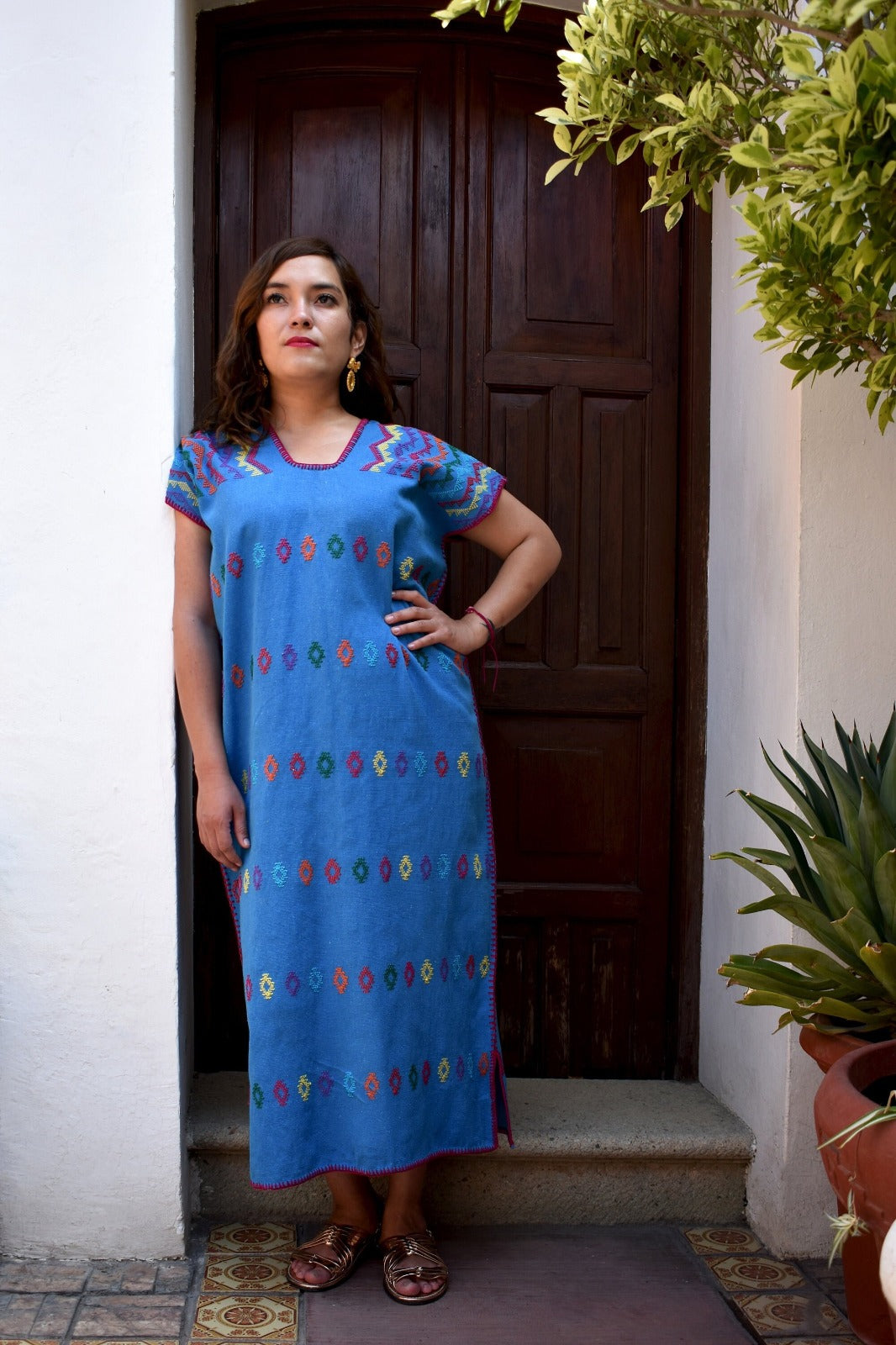 Huipil Tradicional de 1 Lienzo Azul con Brocados de Colores | Herencia Textil de Oaxaca