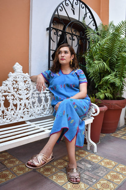 Huipil Tradicional de 1 Lienzo Azul con Brocados de Colores | Herencia Textil de Oaxaca