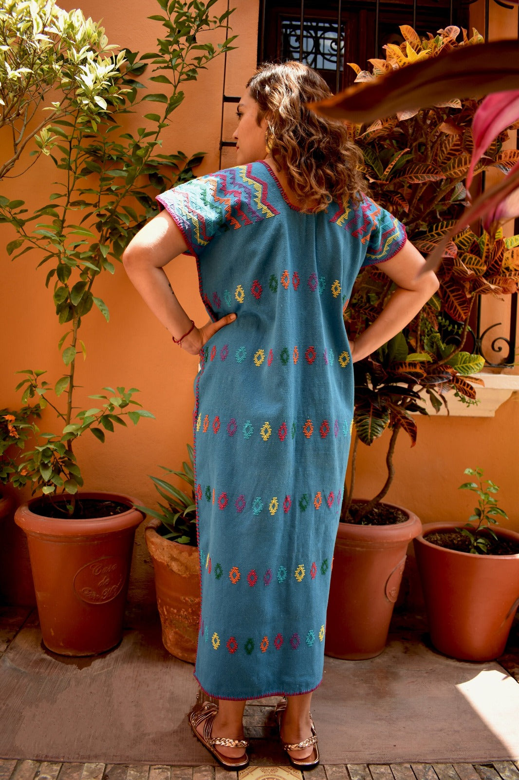 Huipil Tradicional de 1 Lienzo Azul con Brocados de Colores | Herencia Textil de Oaxaca