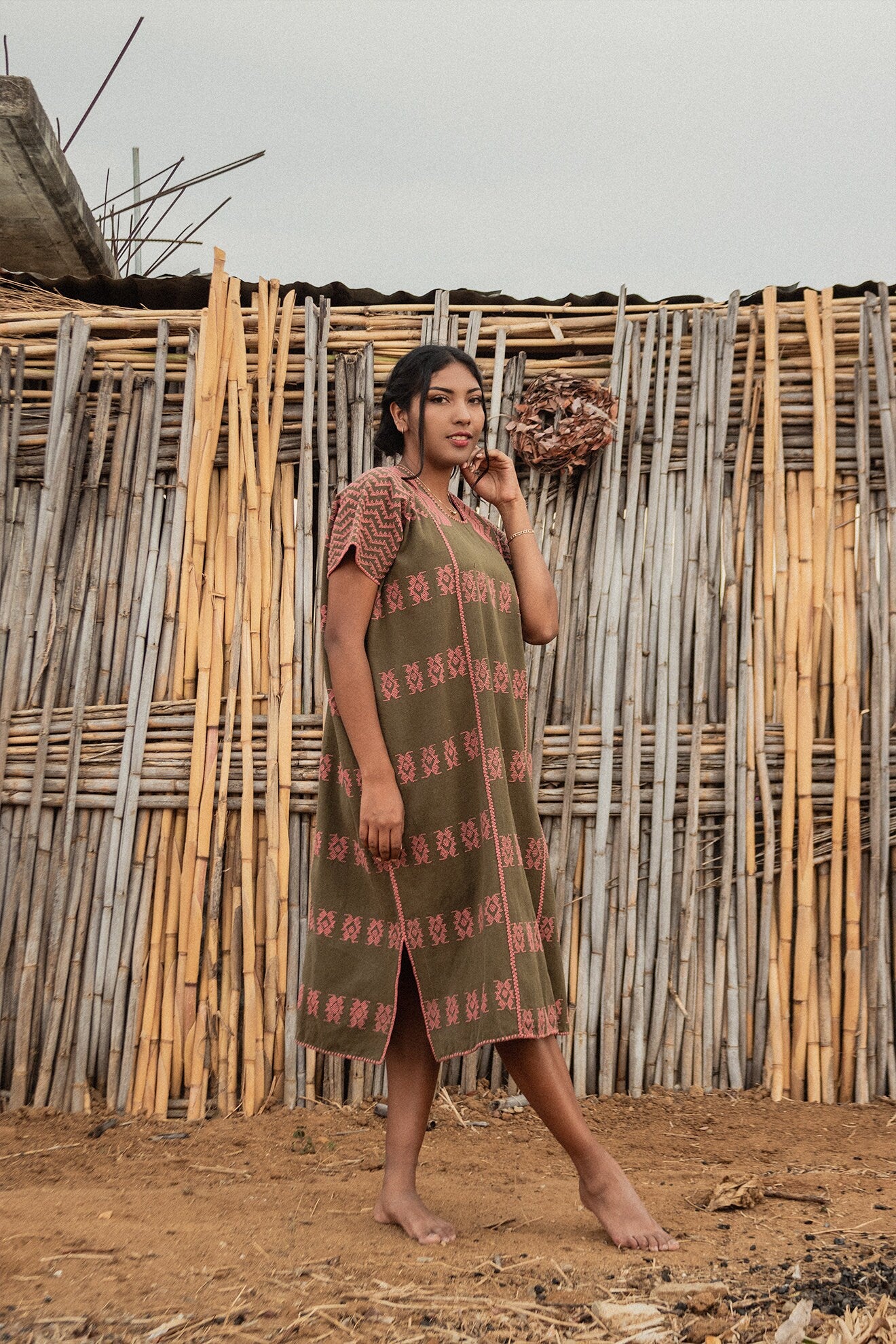 Huipil verde olivo de 3 lienzos con brocado coral – Última pieza ligera