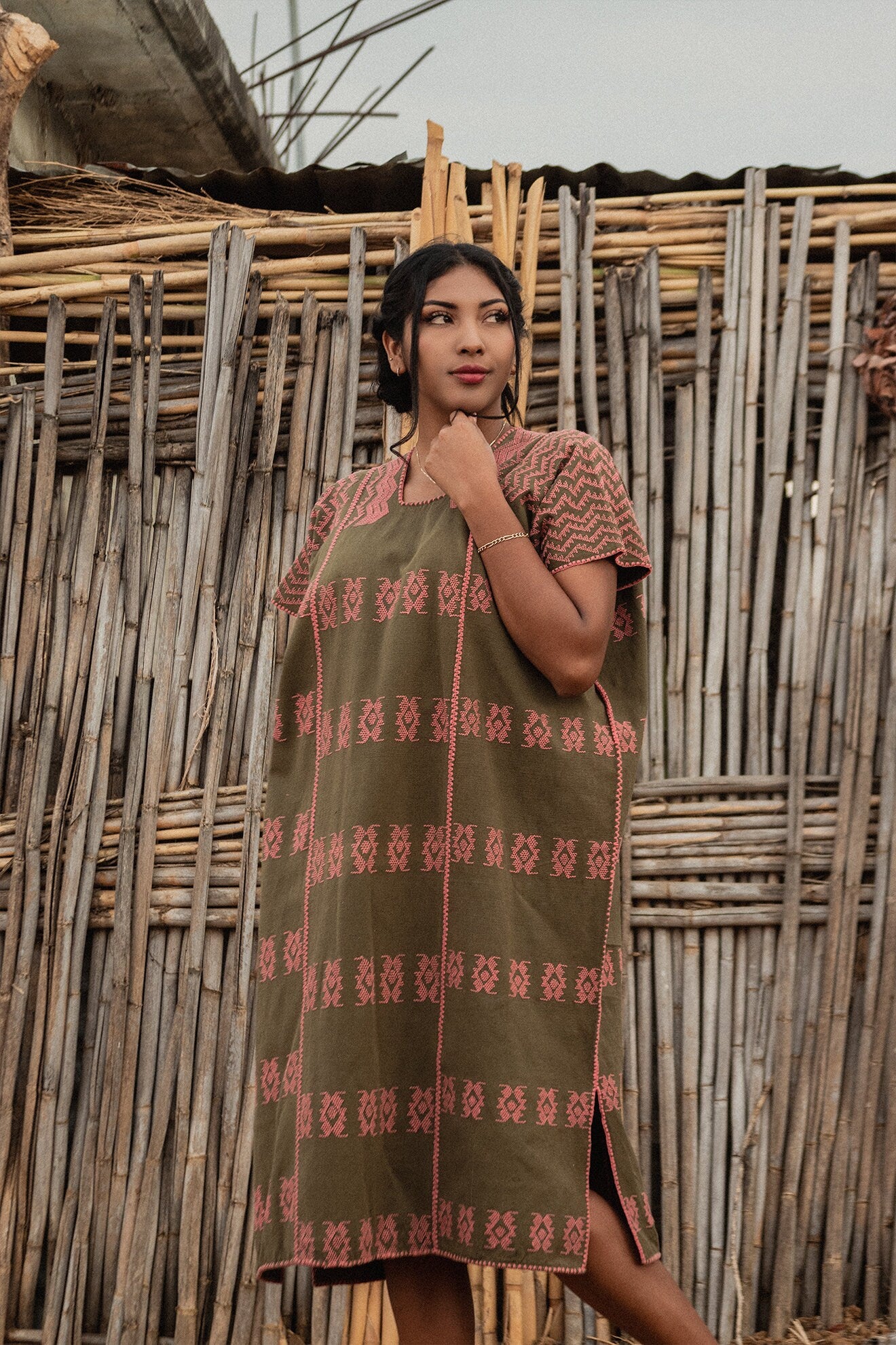 Huipil verde olivo de 3 lienzos con brocado coral – Última pieza ligera