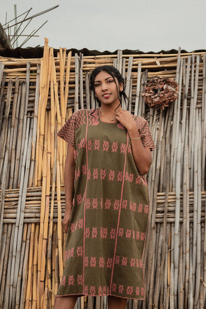 Huipil verde olivo de 3 lienzos con brocado coral – Última pieza ligera