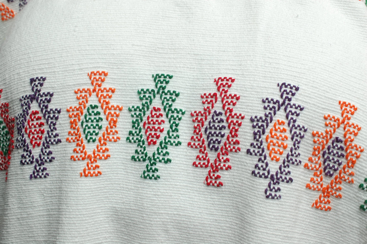 Huipil Blanco con Brocado Multicolor Mini y Detalles Vibrantes
