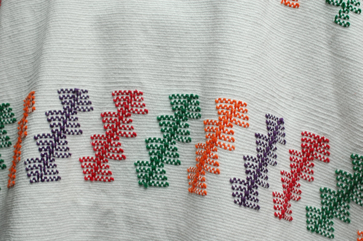 Huipil Blanco con Brocado Multicolor Mini y Detalles Vibrantes